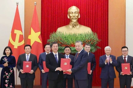 Tổng Bí thư Tô Lâm trao Quyết định số 223-QĐ/TW ngày 28/12/2024 của Bộ Chính trị về chức năng, nhiệm vụ, tổ chức bộ máy của Nhà xuất bản Chính trị quốc gia Sự thật cho đồng chí Vũ Trọng Lâm, Giám đốc-Tổng Biên tập Nhà xuất bản Chính trị quốc gia Sự thật, ngày 31/12/2024.