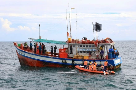 Cảnh sát biển Việt Nam tiếp cận kiểm tra tàu cá trên vùng biển giáp ranh Việt Nam-Thái Lan.