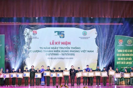 Ban tổ chức trao Huy chương "Thanh niên xung phong vẻ vang" tặng các cựu thanh niên xung phong tiêu biểu.