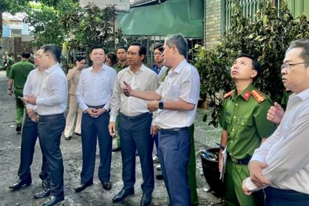 Chủ tịch Ủy ban nhân dân Thành phố Hồ Chí Minh Nguyễn Văn Được đến hiện trường vụ cháy.