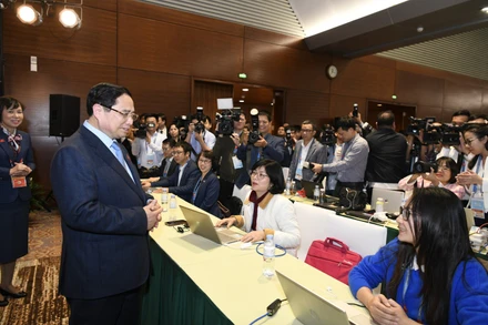 Thủ tướng Phạm Minh Chính thăm, động viên phóng viên báo chí tác nghiệp tại Đại hội lần thứ XIV của Đảng. (Ảnh: DUY LINH)