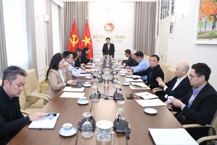 Toàn cảnh cuộc họp giữa Thứ trưởng Bộ Ngoại giao Nguyễn Mạnh Cường với các doanh nghiệp Việt Nam đang đầu tư, kinh doanh tại Indonesia. (Nguồn: Thế giới và Việt Nam)