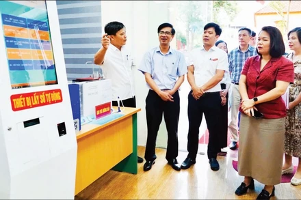 Đoàn công tác Bộ Khoa học và Công nghệ khảo sát thực tế tại Trung tâm Phục vụ hành chính công phường Phù Liễn, thành phố Hải Phòng.