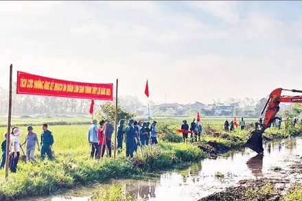 Người dân tỉnh Nghệ An nạo vét kênh mương nội đồng, bảo đảm tưới, tiêu cho sản xuất. (Ảnh ĐÌNH PHƯỢNG)