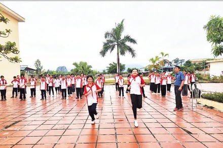 Giờ học môn Giáo dục thể chất của học sinh Trường trung học cơ sở Phương Nam (phường Yên Tử, tỉnh Quảng Ninh).