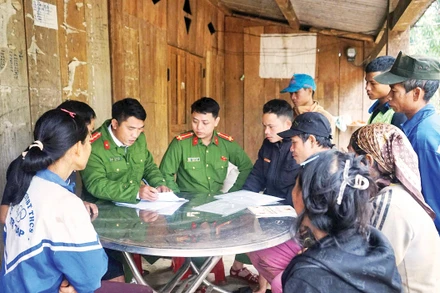 Công an xã Trà Tập, thành phố Đà Nẵng kiểm tra danh sách cử tri và lồng ghép tuyên truyền ngày bầu cử đến người dân.