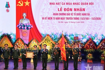 Thừa ủy quyền của Chủ tịch nước, Đại tướng Nguyễn Trọng Nghĩa trao Huân chương Bảo vệ Tổ quốc hạng Ba tặng Nhà hát. (Ảnh: qdnd.vn)