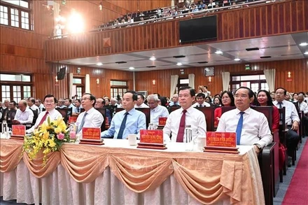 Các đồng chí lãnh đạo, nguyên lãnh đạo Trung ương, địa phương tham dự họp mặt mừng Đảng, mừng Xuân Bính Ngọ 2026. 