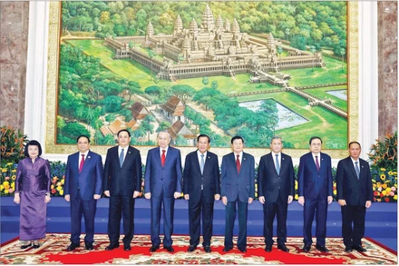 Tổng Bí thư Tô Lâm; Chủ tịch Đảng Nhân dân Campuchia Samdech Techo Hun Sen; Tổng Bí thư, Chủ tịch nước Lào Thongloun Sisoulith cùng lãnh đạo chủ chốt ba đảng tại cuộc gặp. (Ảnh TTXVN)