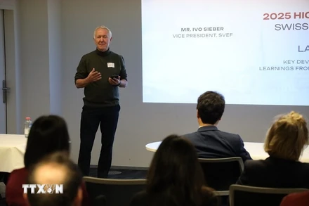 Ông Ivo Sieber - nguyên Đại sứ Thụy Sĩ tại Việt Nam - phát biểu trong một sự kiện tại Zurich. (Ảnh: TTXVN)