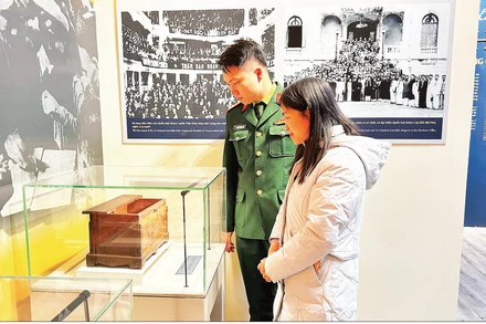 Du khách chiêm ngưỡng hòm phiếu đặc biệt.