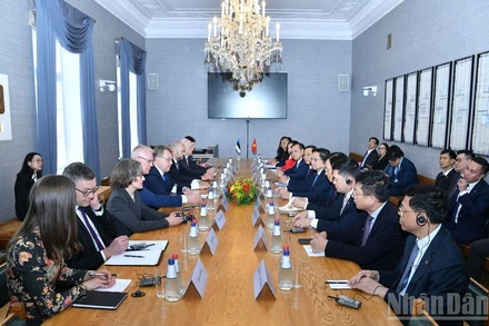 Thủ tướng Phạm Minh Chính trao đổi ý kiến với Chủ tịch Quốc hội Estonia Lauri Hussar. (Ảnh: THANH GIANG)