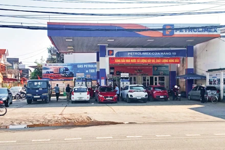 Hệ thống cửa hàng thuộc Công ty Xăng dầu Thái Nguyên có đủ xăng, dầu đáp ứng nhu cầu của người dân.