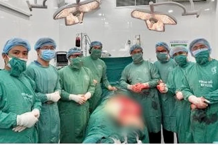 Ê-kíp liên chuyên khoa phối hợp thực hiện ca phẫu thuật.