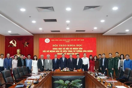 Các chuyên gia, nhà khoa học chụp ảnh kỷ niệm tại Hội thảo Khoa học xã hội và nhân văn với sứ mệnh bảo vệ nền tảng tư tưởng của Đảng trong kỷ nguyên mới, do Viện Hàn lâm Khoa học xã hội Việt Nam tổ chức, ngày 17/12/2025. (Ảnh: QUỲNH TRANG)