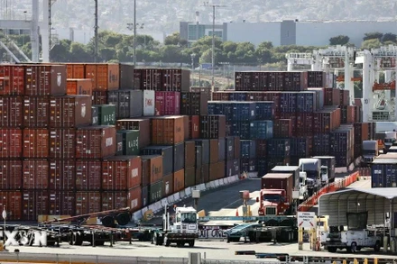 Quang cảnh cảng hàng hóa Los Angeles, California, Mỹ. (Ảnh: THX/TTXVN)