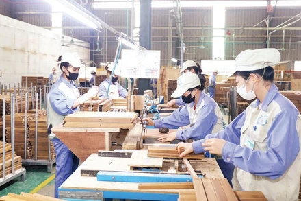 Quy trình sản xuất đồ gỗ nội, ngoại thất xuất khẩu của Công ty cổ phần Woodsland Tuyên Quang.