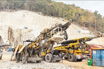 Các nhà thầu huy động nhân lực, thiết bị chuyên dụng tổ chức đồng thời 5 mũi thi công hầm tại Nhà máy Thủy điện tích năng Bác Ái.