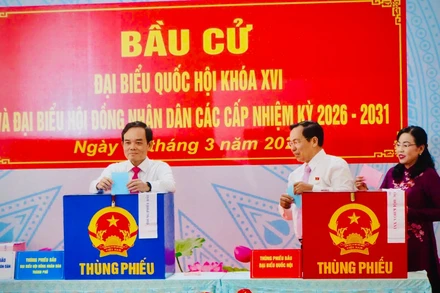 Đồng chí Trần Lưu Quang, Ủy viên Bộ Chính trị, Bí thư Thành ủy Thành phố Hồ Chí Minh bỏ phiếu bầu cử sáng 15/3. (Ảnh: THẾ ANH)