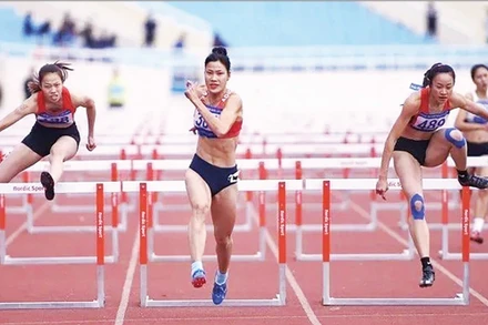 Các vận động viên thi đấu nội dung chạy vượt rào tại Đại hội Thể thao toàn quốc lần thứ 9 năm 2022.