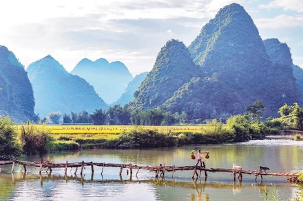 Với quần thể thiên nhiên tuyệt đẹp, suối, thác đẹp như tranh vẽ, vùng đất Cao Bằng đang trở thành điểm đến thu hút đông khách du lịch. (Ảnh ĐĂNG ANH)