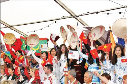 Kiều bào giới thiệu về văn hóa Việt Nam tại Ngày Quốc tế Pháp ngữ.