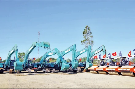 Máy móc, thiết bị được huy động tối đa để đẩy nhanh tiến độ Dự án cao tốc Quy Nhơn-Pleiku.