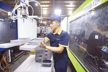 Sản xuất sản phẩm đồ nhựa xuất khẩu tại nhà máy của Công ty cổ phần Nhựa Tân Phú. (Ảnh: ĐĂNG ANH)