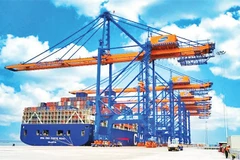 Xuất nhập khẩu hàng hóa tăng trưởng góp phần tăng thu ngân sách nhà nước. Trong ảnh: Vận chuyển hàng hóa tại Cảng Cái Mép-Thị Vải, Thành phố Hồ Chí Minh. (Ảnh THẾ ANH)