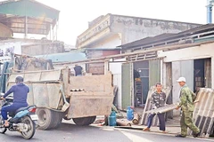 Người dân tự nguyện tháo dỡ bàn giao mặt bằng cho dự án nâng cấp, cải tạo tuyến tỉnh lộ 418.