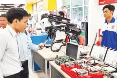 Các đại biểu tham quan sản phẩm công nghệ cao được trưng bày tại Triển lãm vi mạch do Khu Công nghệ cao Thành phố Hồ Chí Minh tổ chức.