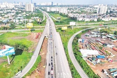 Tuyến cao tốc Thành phố Hồ Chí Minh-Long Thành-Dầu Giây thường xuyên ùn tắc vào những dịp cao điểm sẽ là trở ngại nếu Thành phố Hồ Chí Minh không sớm có phương án đầu tư hệ thống giao thông kết nối với sân bay Long Thành.