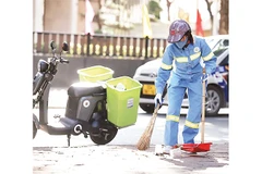 Công ty Môi trường đô thị Hà Nội hai chi nhánh Ba Đình và Hoàn Kiếm triển khai xe đạp điện gom rác phù hợp đặc thù địa bàn các tuyến phố du lịch, văn hóa và khu vực hồ Hoàn Kiếm. (Ảnh VÂN NHI)