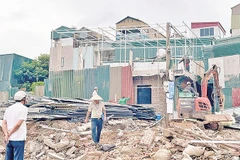 Lực lượng chức năng phường Khương Đình cưỡng chế công trình vi phạm đất đai, trật tự xây dựng.