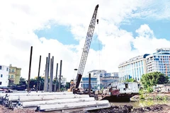 Dự án cải tạo và chỉnh trang rạch Xuyên Tâm đang được tăng tốc thi công ở những đoạn tuyến mà chủ đầu tư đã có mặt bằng sạch.