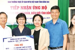 Đại diện Thường trực Ủy ban Mặt trận Tổ quốc tỉnh Đồng Nai tiếp nhận ủng hộ các trường học khó khăn, biên giới.