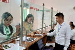 Người dân thực hiện dịch vụ công tại Trung tâm phục vụ hành chính công xã Ngọc Chiến.