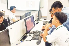 Sinh viên Trường đại học Công nghệ thông tin (Đại học Quốc gia Thành phố Hồ Chí Minh) trong giờ thực hành thiết kế vi mạch.