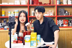 Livestream bán hàng qua thương mại điện tử tại Thành phố Hồ Chí Minh. (Ảnh THẾ ANH)