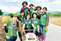 Hoa hậu Bảo Ngọc (ngoài cùng bên trái) dành nhiều thời gian và tâm huyết cho các dự án liên quan đến khí hậu.