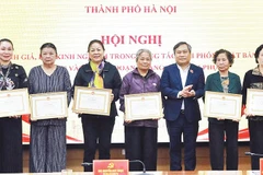 Chủ tịch Ủy ban nhân dân thành phố Hà Nội Vũ Đại Thắng tặng bằng khen cho các cá nhân và hộ gia đình thực hiện tốt công tác giải phóng mặt bằng đường Vành đai 1, đoạn Hoàng Cầu-Voi Phục.