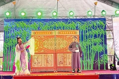 Trình diễn nghệ thuật Nói thơ Vân Tiên trên sân khấu.