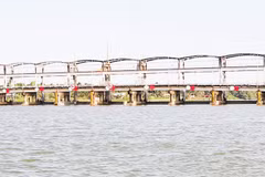 Độ mặn 1‰, cống thủy lợi Láng Thé, xã Nhị Long được đóng lại để ngăn mặn.