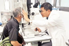 Bác sĩ Khoa Mắt, Bệnh viện đa khoa Bình Phước khám bệnh miễn phí cho bệnh nhân.