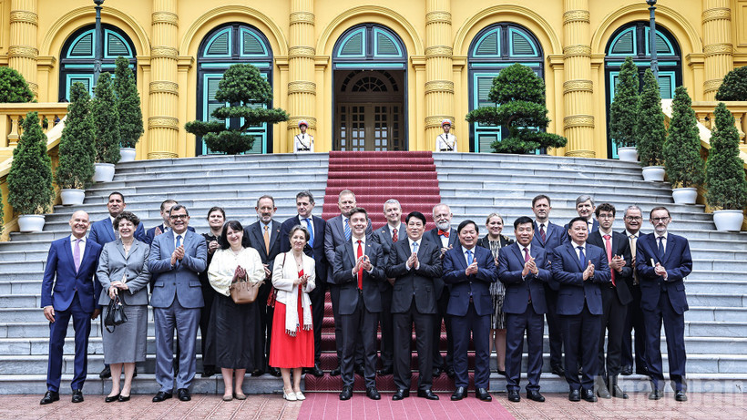 Chủ tịch nước Lương Cường cùng đại sứ, đại biện các nước thành viên Liên minh châu Âu tại Việt Nam tham dự buổi tiếp tại Phủ Chủ tịch.