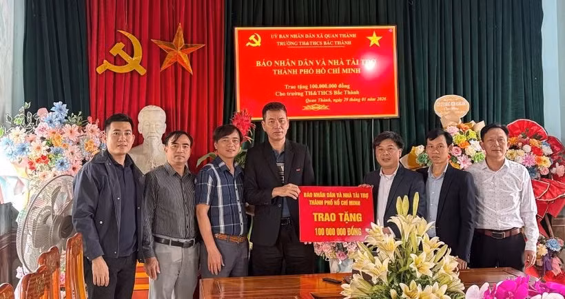 Đại diện Báo Nhân Dân tại Nghệ An trao tặng 100 triệu đồng cho Trường tiểu học và trung học cơ sở Bắc Thành.