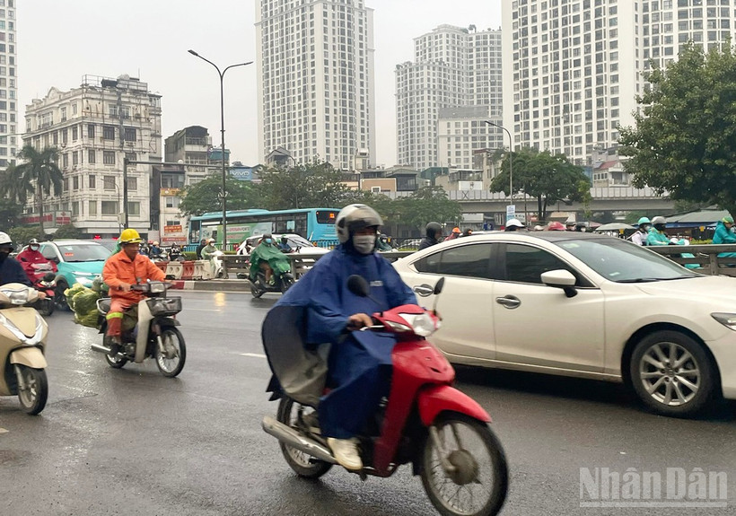 Hà Nội ngày có mưa vài nơi, sáng sớm có sương mù và sương mù nhẹ rải rác. (Ảnh minh họa: Đ.T)
