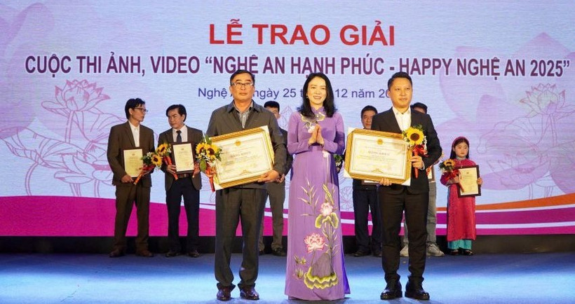Ban tổ chức trao giải Nhất cho các tác giả cuộc thi ảnh, video "Nghệ An hạnh phúc - Happy Nghệ An 2025".