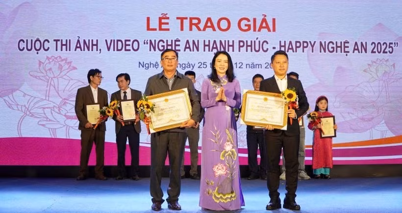 Ban tổ chức trao giải Nhất cho các tác giả cuộc thi ảnh, video "Nghệ An hạnh phúc - Happy Nghệ An 2025".