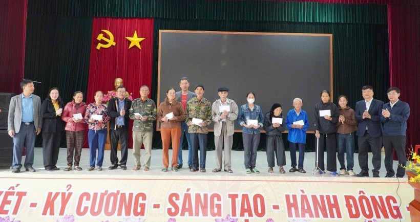 Đại diện Báo Nhân Dân tại khu vực miền Nam và Văn phòng đại diện Báo Nhân Dân tại Nghệ An trao 10 suất quà tới hộ nghèo, cận nghèo trên địa bàn xã Hưng Trung.